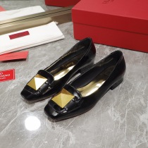 ヴァレンティノコピー偽物の新しいスクエアトゥチャンキーヒールメリージェーンシューズWS0FH320