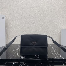 春新作プラダスーパーコピースモールナイロンショルダーバッグ 1BD258