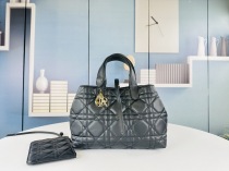 人気の新作ディオールコピー トゥジュール ハンドバッグ D2821