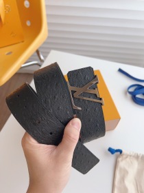 高品質のブランドルイ・ヴィトンのクラシックな黒のオーストリッチ柄ベルト偽物 136846