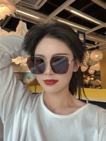 シャネルの新作ナイロン偏光サングラススーパーコピー CH1529